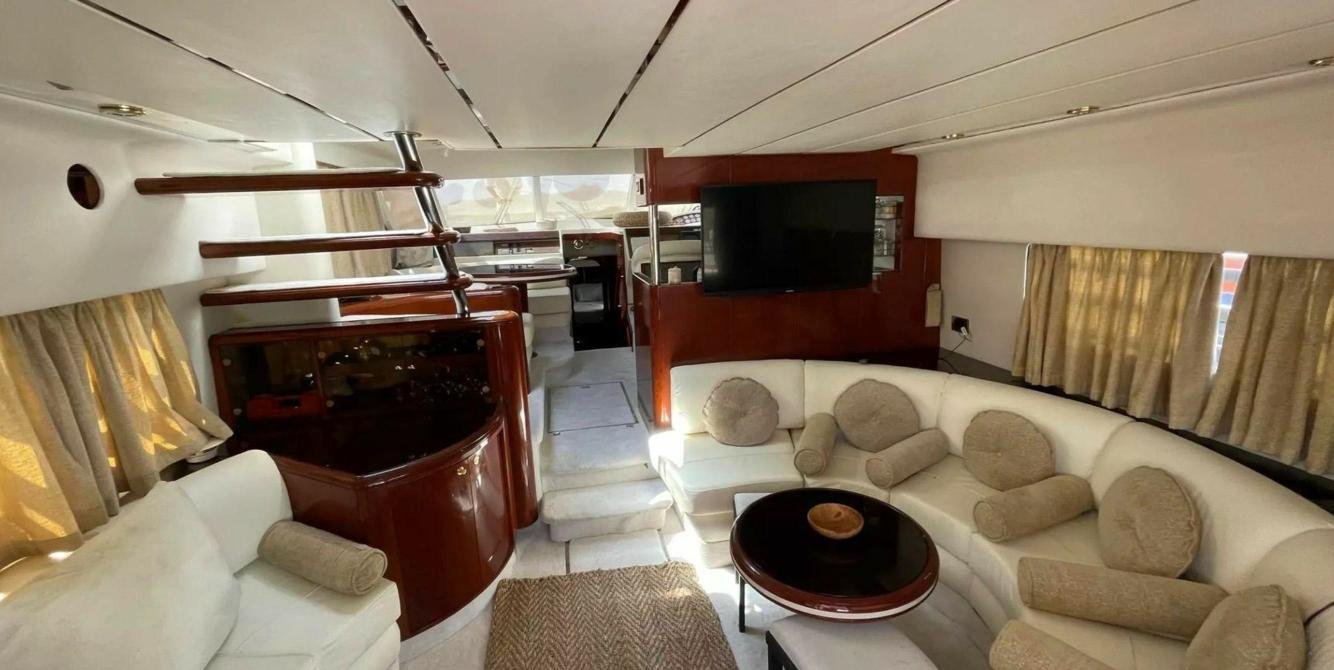 Göcek'te kiralık motoryatın ana salonu
