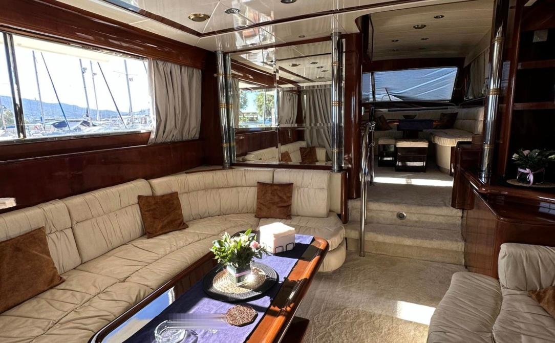 Lefkada kiralık motoryatın deri kanepeli ve kiraz kaplamalı salonu