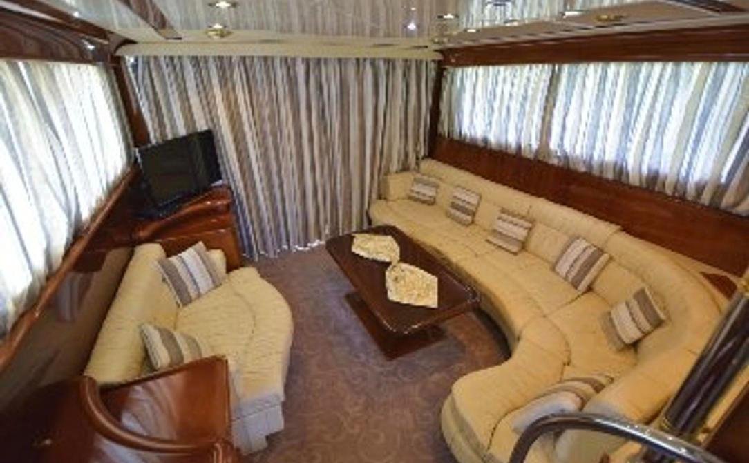 Lefkada kiralık motoryatta kavisli kanepeli ve alçak masalı ana salon