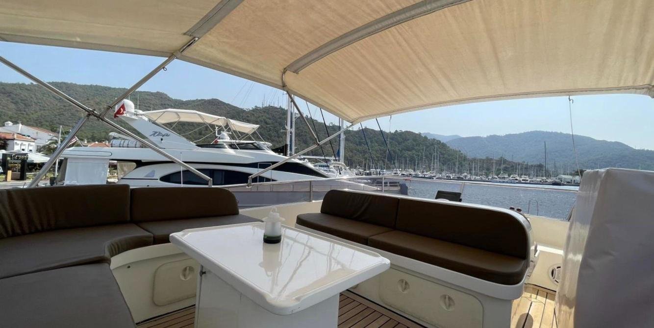 motor yacht charter Marmaris flybridge seating