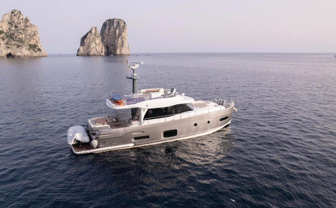 Capri'de flybridge'li Napoli kiralık motoryatın havadan omuz görünümü
