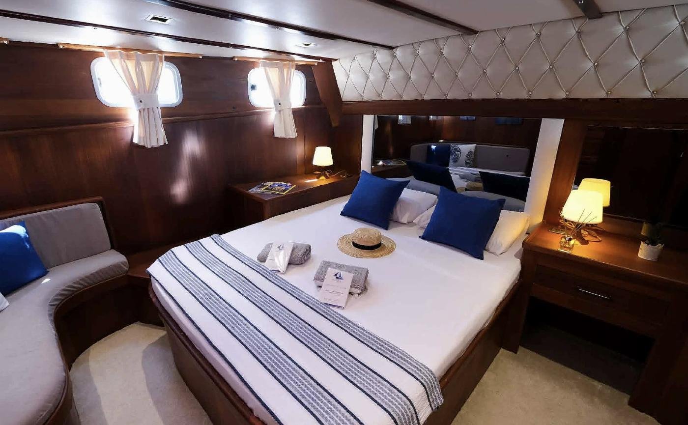 Double cabin with private settee on a premium gulet charter Fethiye