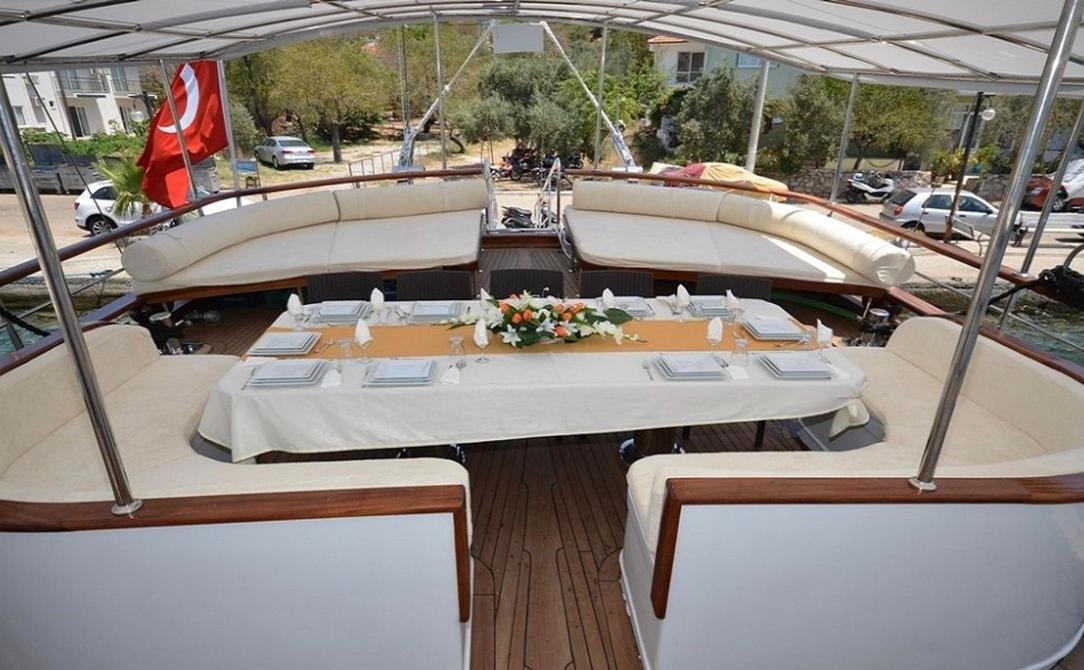Marmaris premium gulet kiralama - on iki misafir için kurulmuş kıç güverte masası