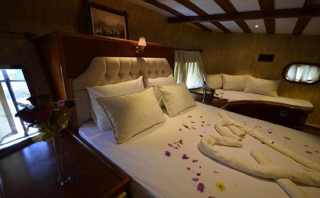 Marmaris premium gulet kiralama - kapitone yatak başlıklı ve kanepeli ana kamara