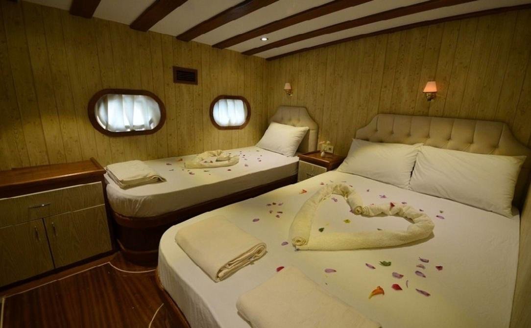 Marmaris premium gulet kiralama - bir çift kişilik ve bir tek kişilik yataklı üç kişilik kabin