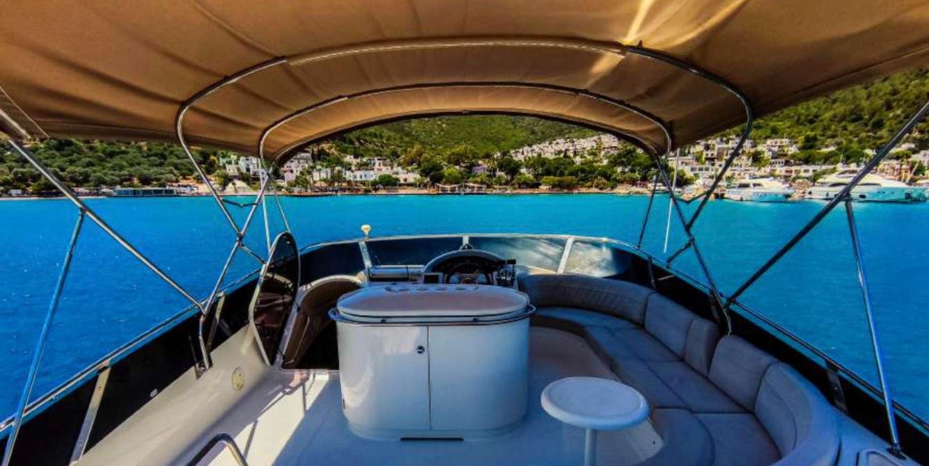 Princess 56 Bodrum kiralama, flybridge dümeni