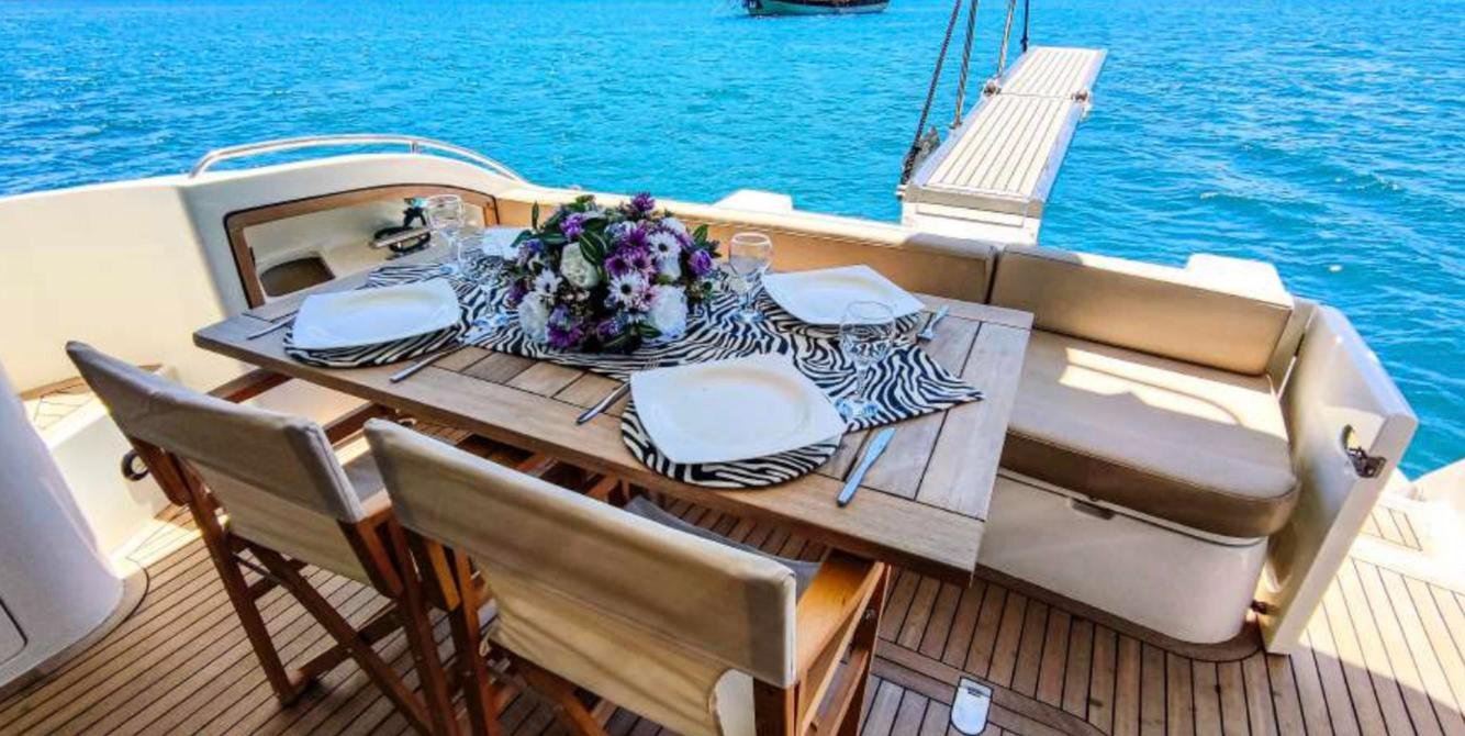 Princess 56 Bodrum kiralama, kıç güverte yemek alanı