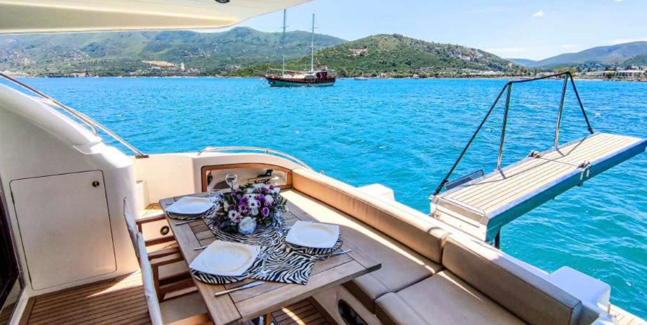 Princess 56 Bodrum kiralama, kıç güverte ve yüzme platformu