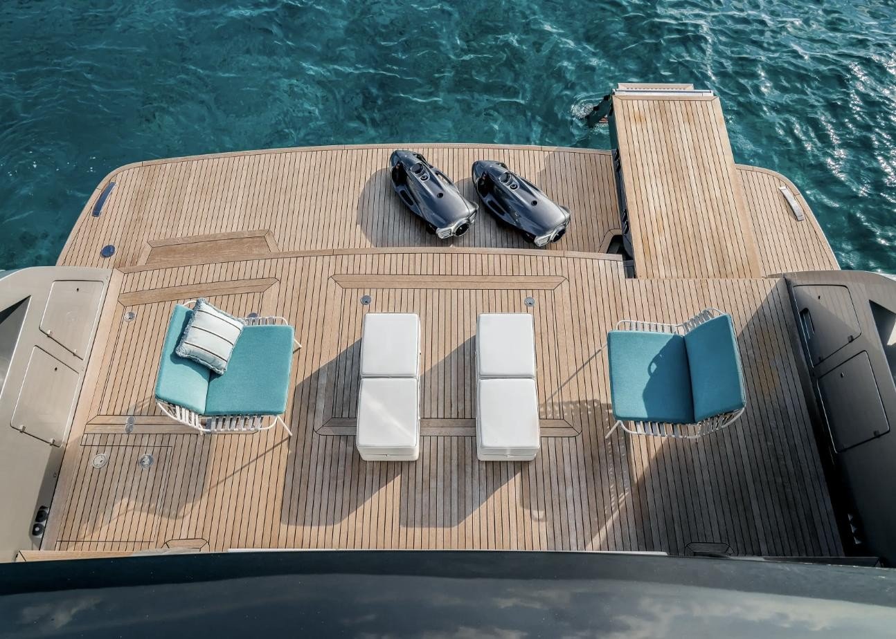 Seabob'lu ve tik teraslı beach club