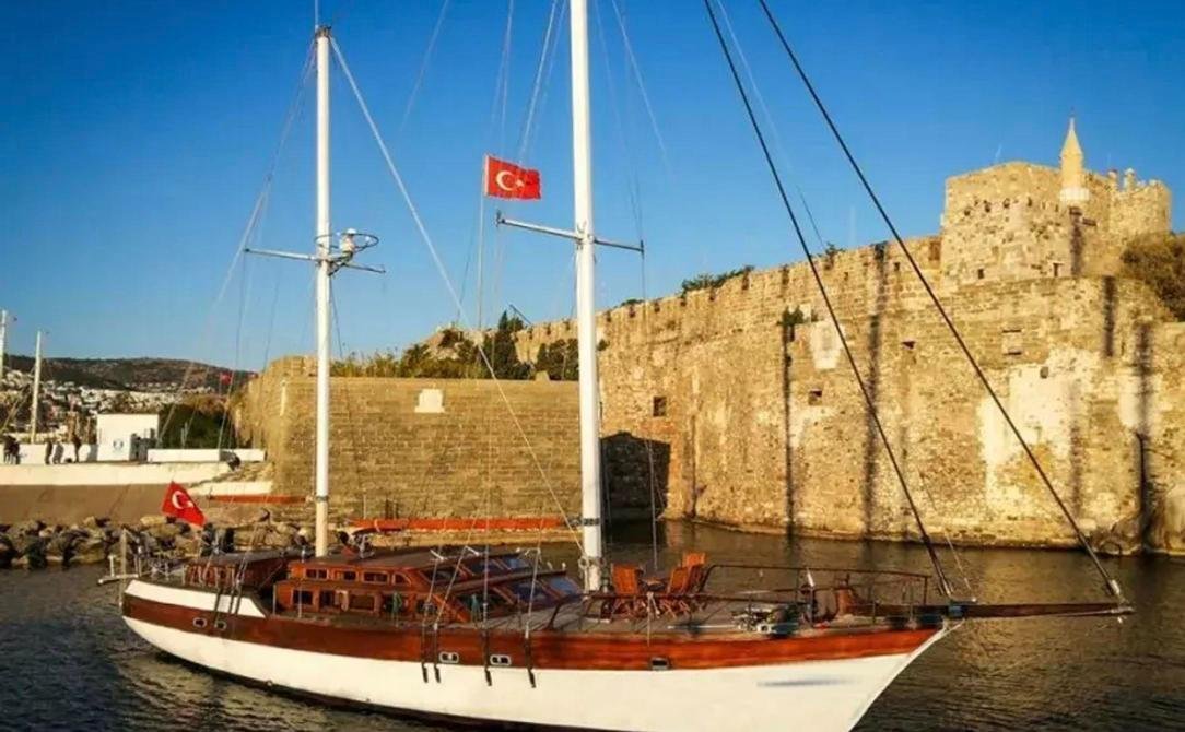 Bodrum romantik gulet kiralama - kale surlarının altında rıhtımda bağlı gulet