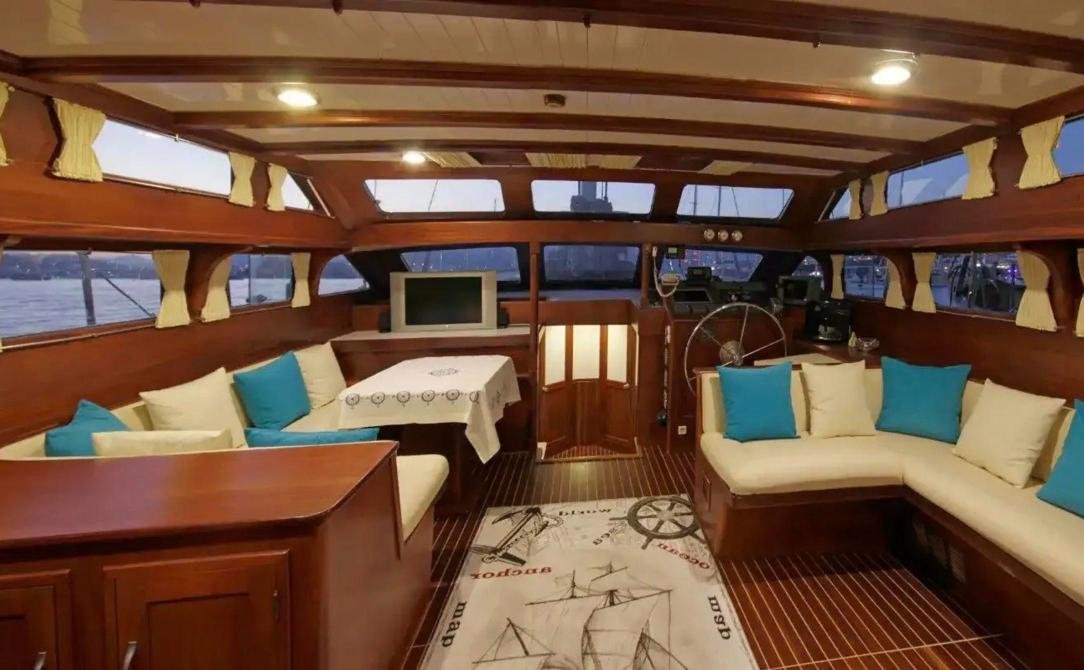 Bodrum romantik gulet kiralama - iç dümen ve panoramik pencereli salon