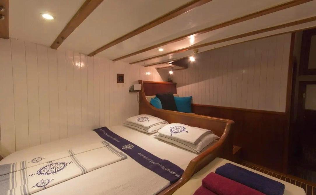 Bodrum romantik gulet kiralama - kavisli ahşap yatak başlıklı üçüncü kabin