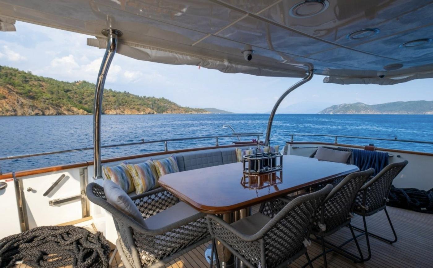 Sanlorenzo 118 charter Göcek — al fresco flybridge dining