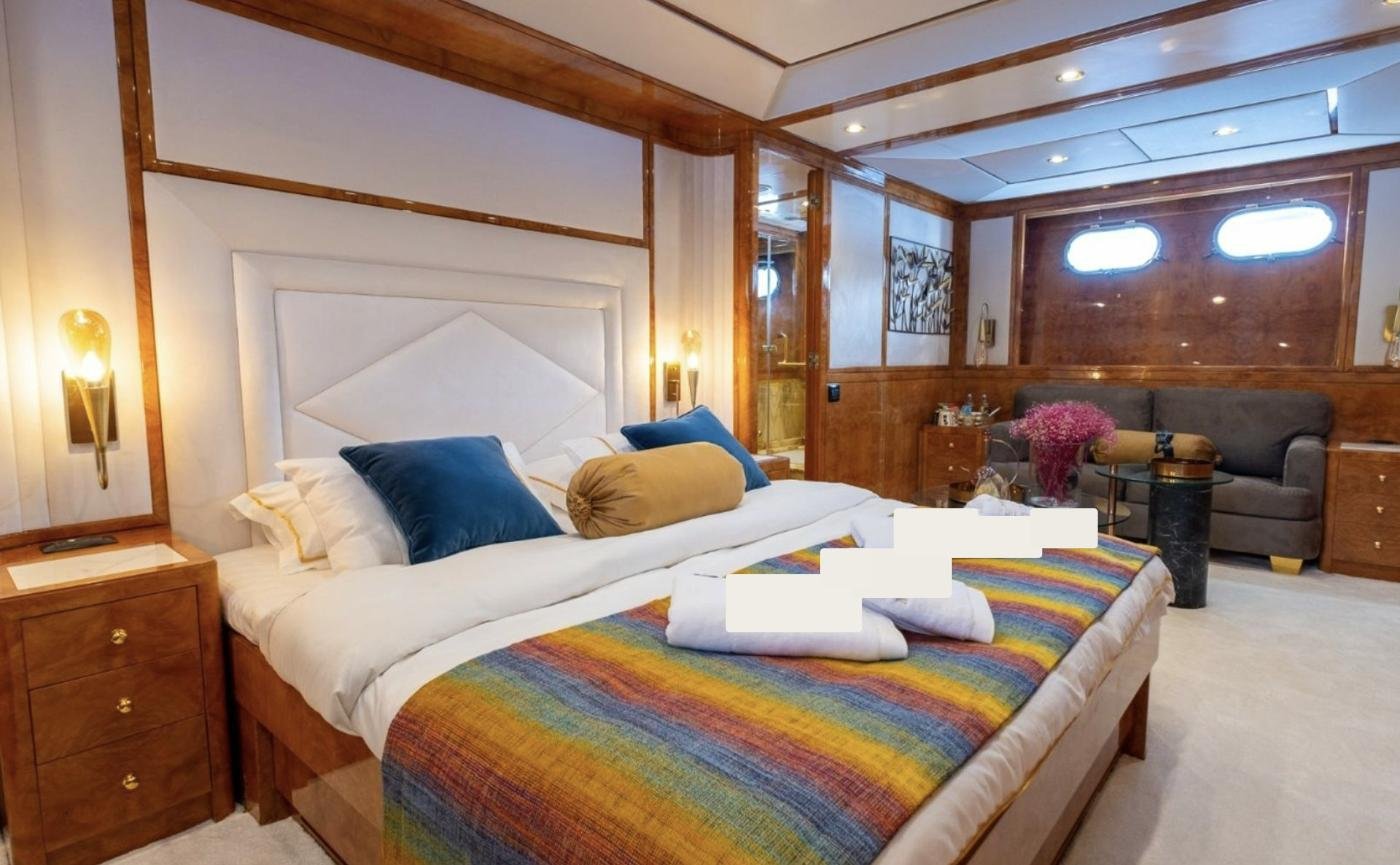 Sanlorenzo 118 charter Göcek — full-beam master cabin