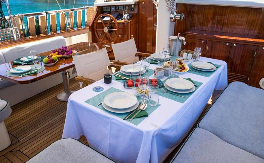 Bodrum signature gulet kiralama - kıç güvertede öğle yemeği için kurulmuş masa