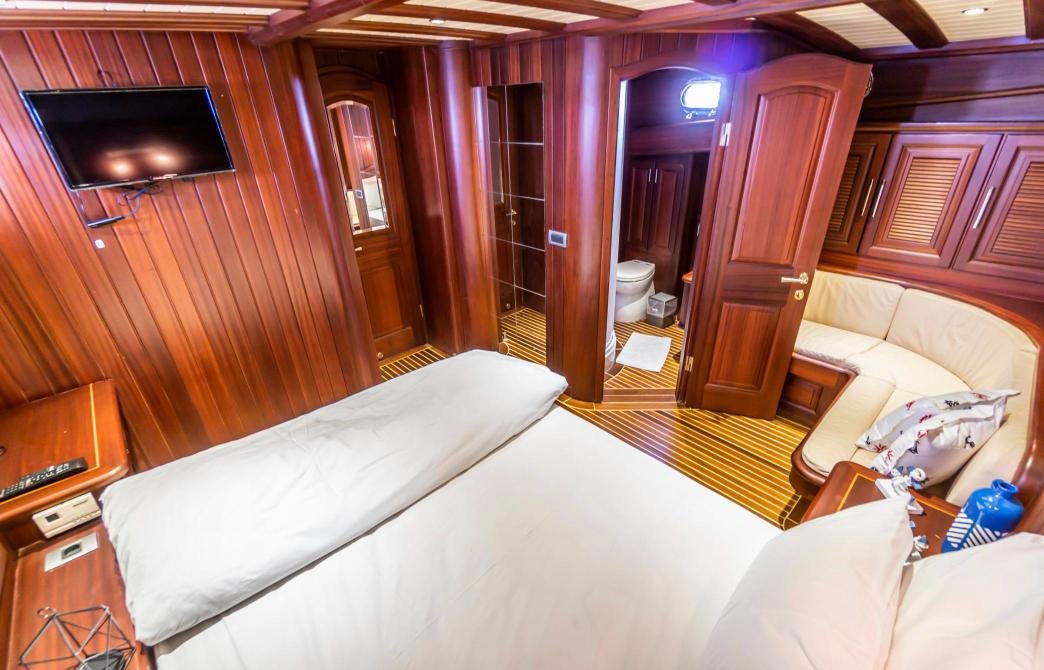 Guest cabin with settee and ensuite on a gulet charter in Bodrum