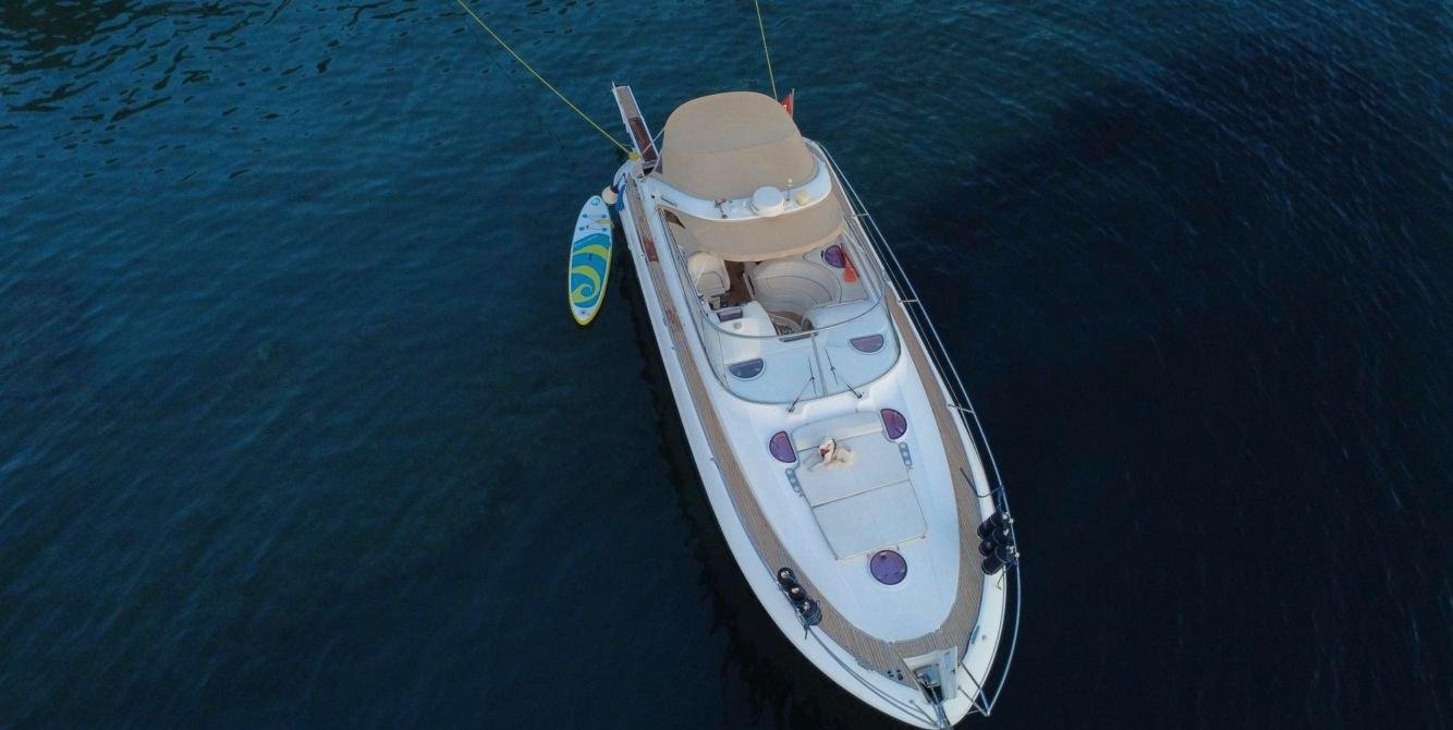Fethiye'de sportif yat kiralamasında güneşlenme minderlerinin tepeden görünümü