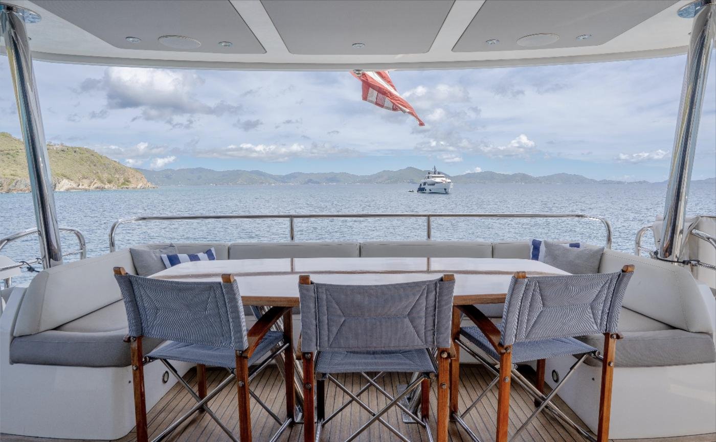 Sunseeker 86 Yacht'ta kıç güverte yemek masası