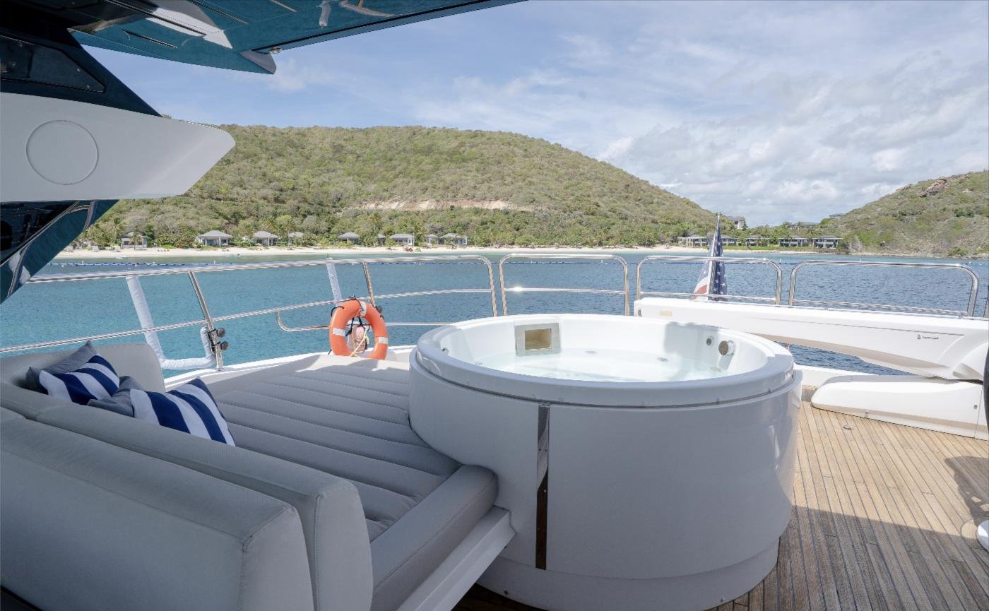 Sunseeker 86 Yacht'ta flybridge jakuzisi ve güneşlenme minderleri