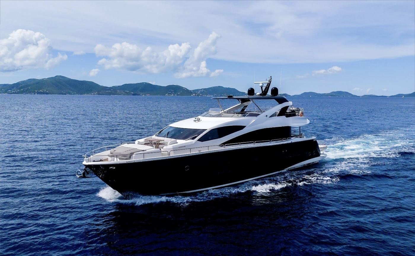 Hız hâlinde satılık Sunseeker 86 Yacht, sancak kıç omuz görünümü