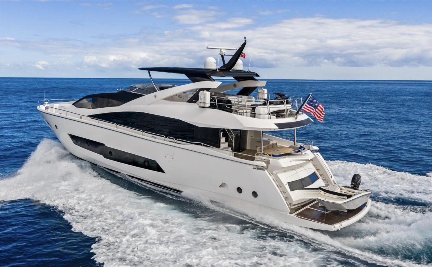 Hız hâlindeki Sunseeker 86 Yacht, kıç omuz görünümü