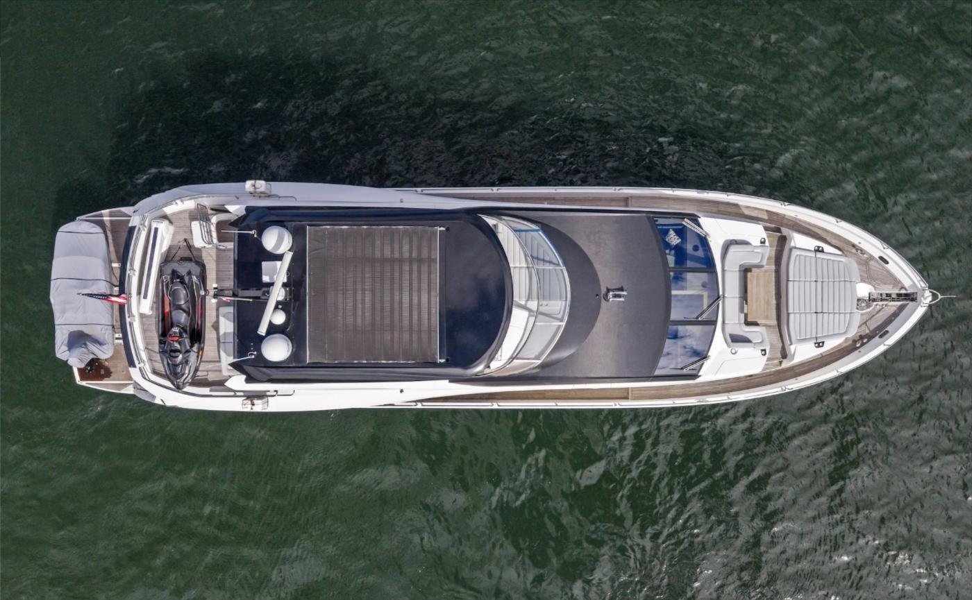 Sunseeker 86 Yacht'ın tepeden havadan görünümü