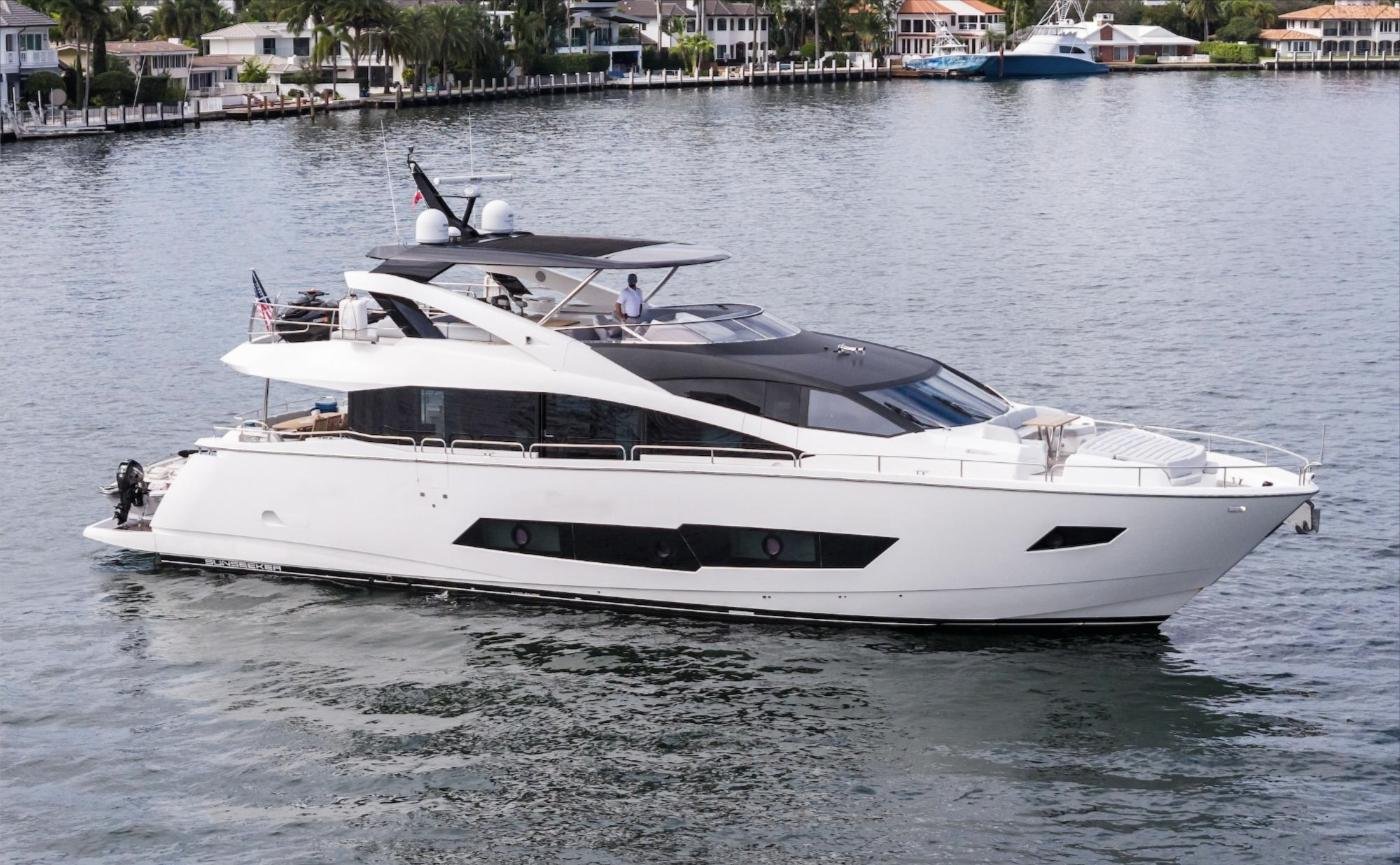 Durgun hâldeki Sunseeker 86 Yacht, tam profil görünümü