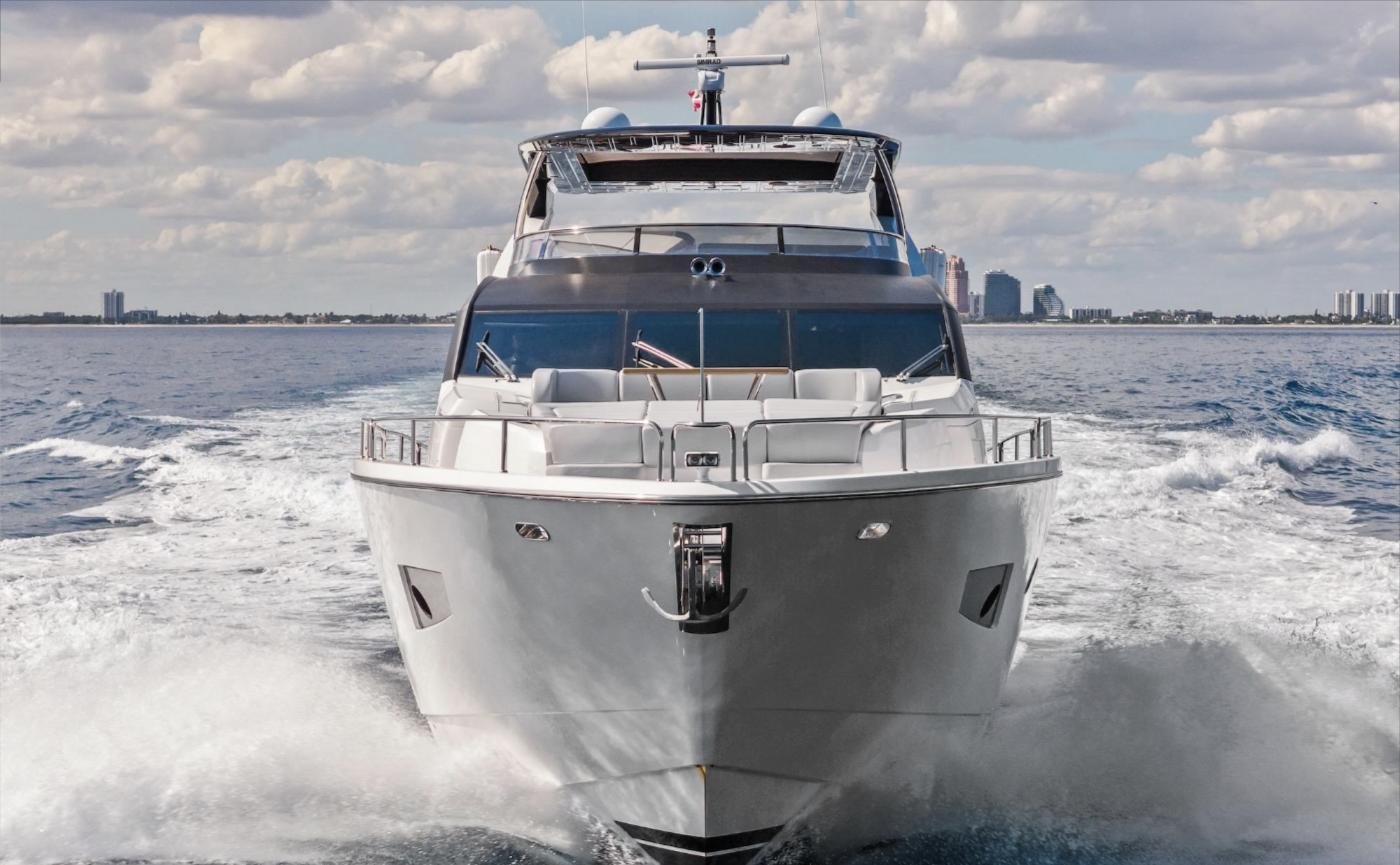 Seyir hâlindeki Sunseeker 86 Yacht'ın baştan görünümü