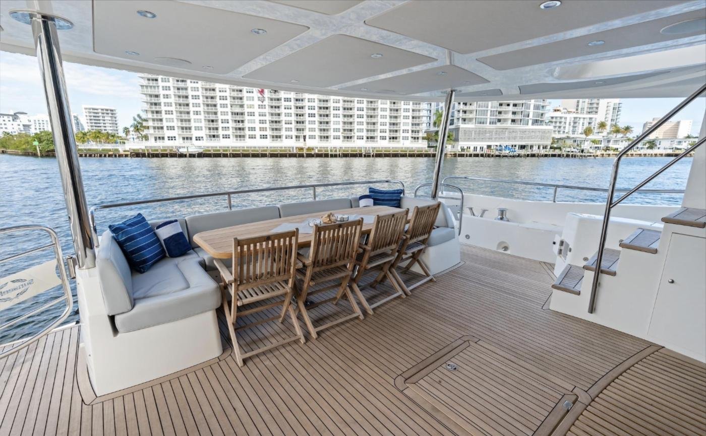 Sunseeker 86 Yacht'ta kıç güverte yemek masası