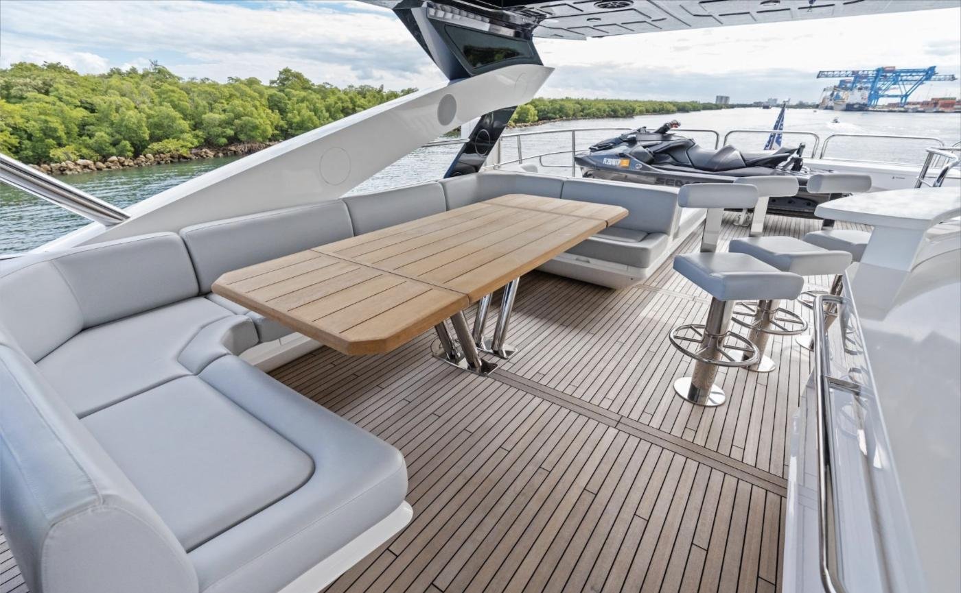 Sunseeker 86 Yacht'ta flybridge yemek masası ve ıslak bar