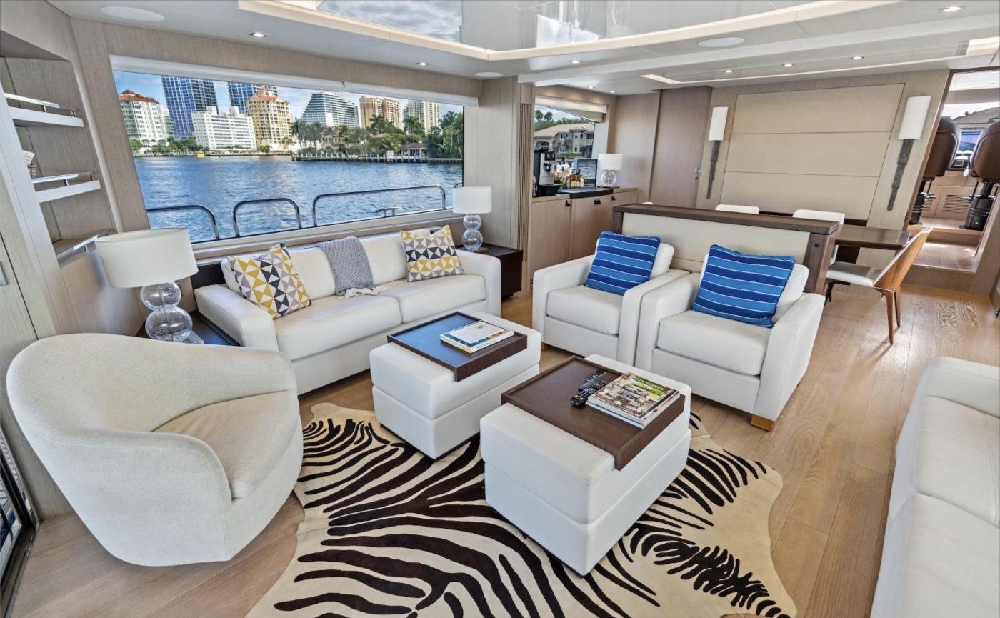 Sunseeker 86 Yacht'ın ana salonu