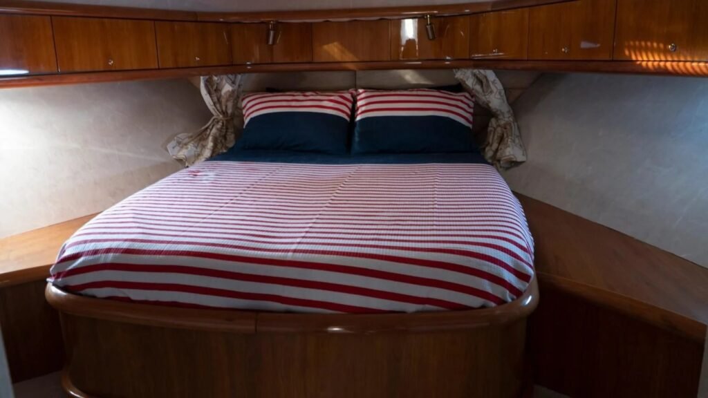 Sunseeker Manhattan 64 charter Göcek master cabin
