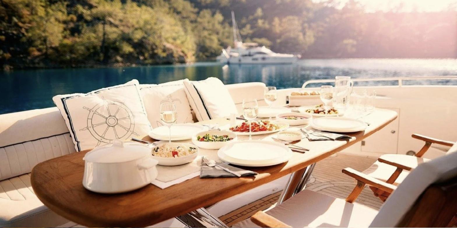Göcek'te kiralık Sunseeker Manhattan 80'de kıç güvertede açık hava yemeği