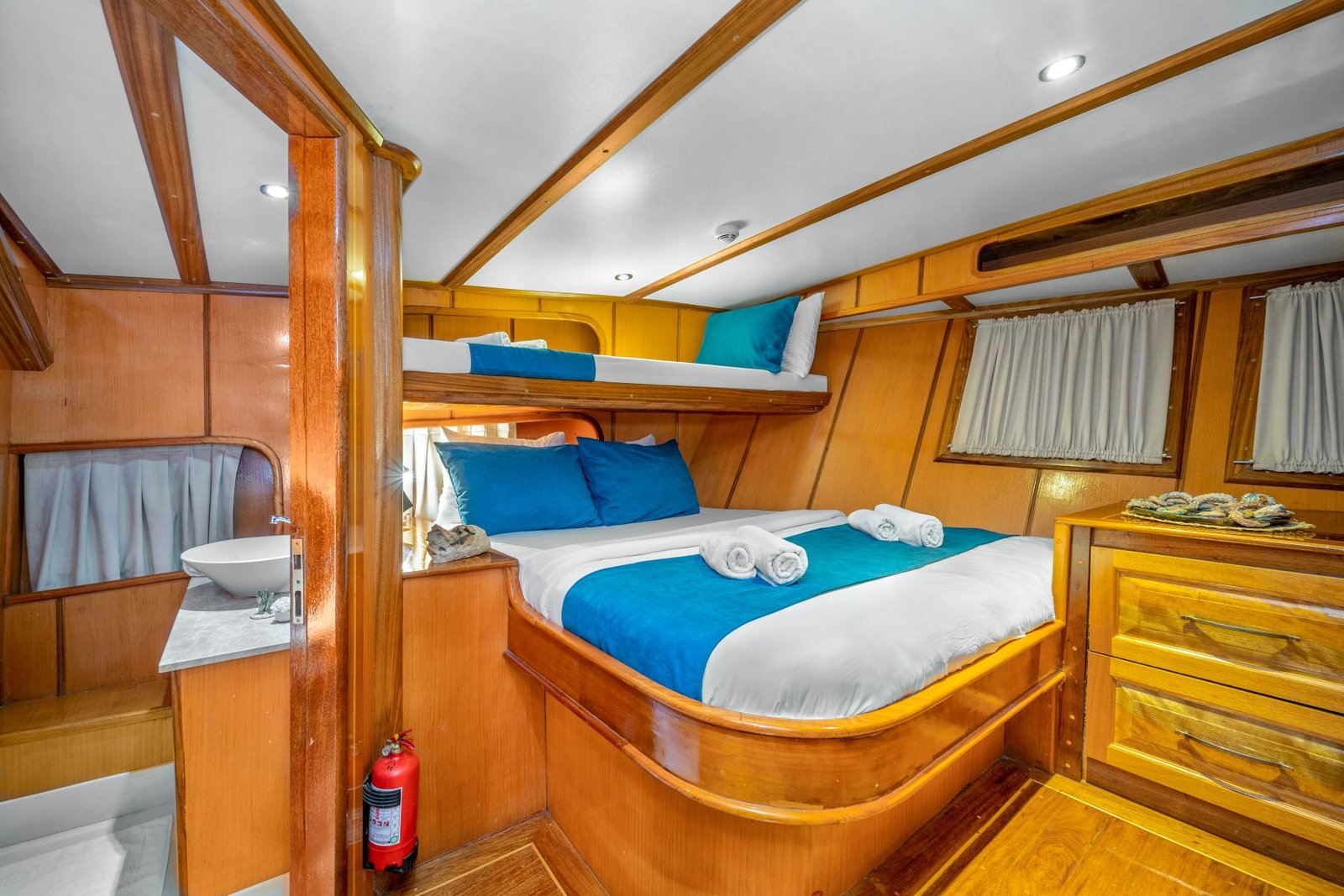 Cabin with bunk and double bed aboard group gulet charter Fethiye