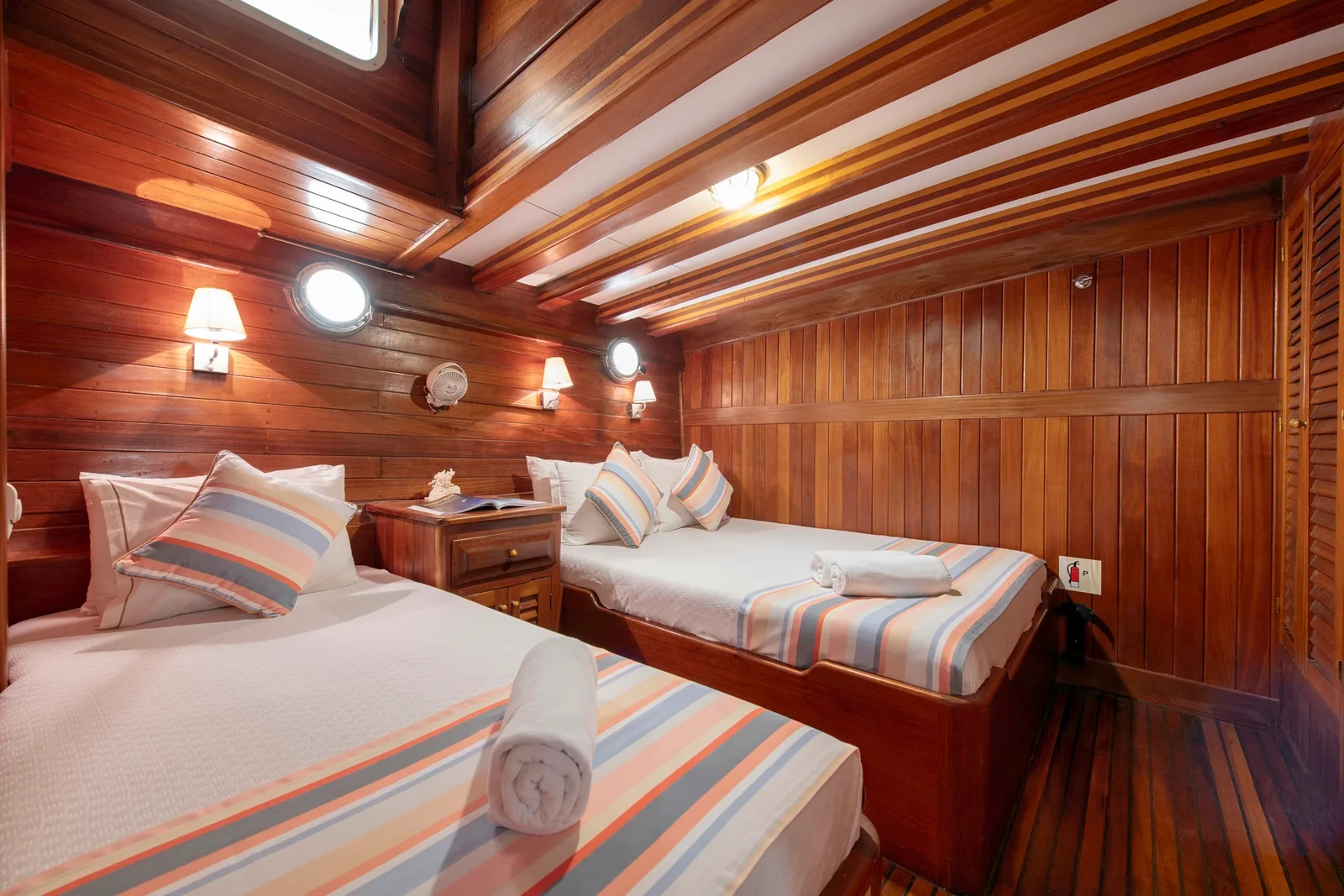 SW3001 30m traditional gulet charter Turkey twin and double cabin alternate view