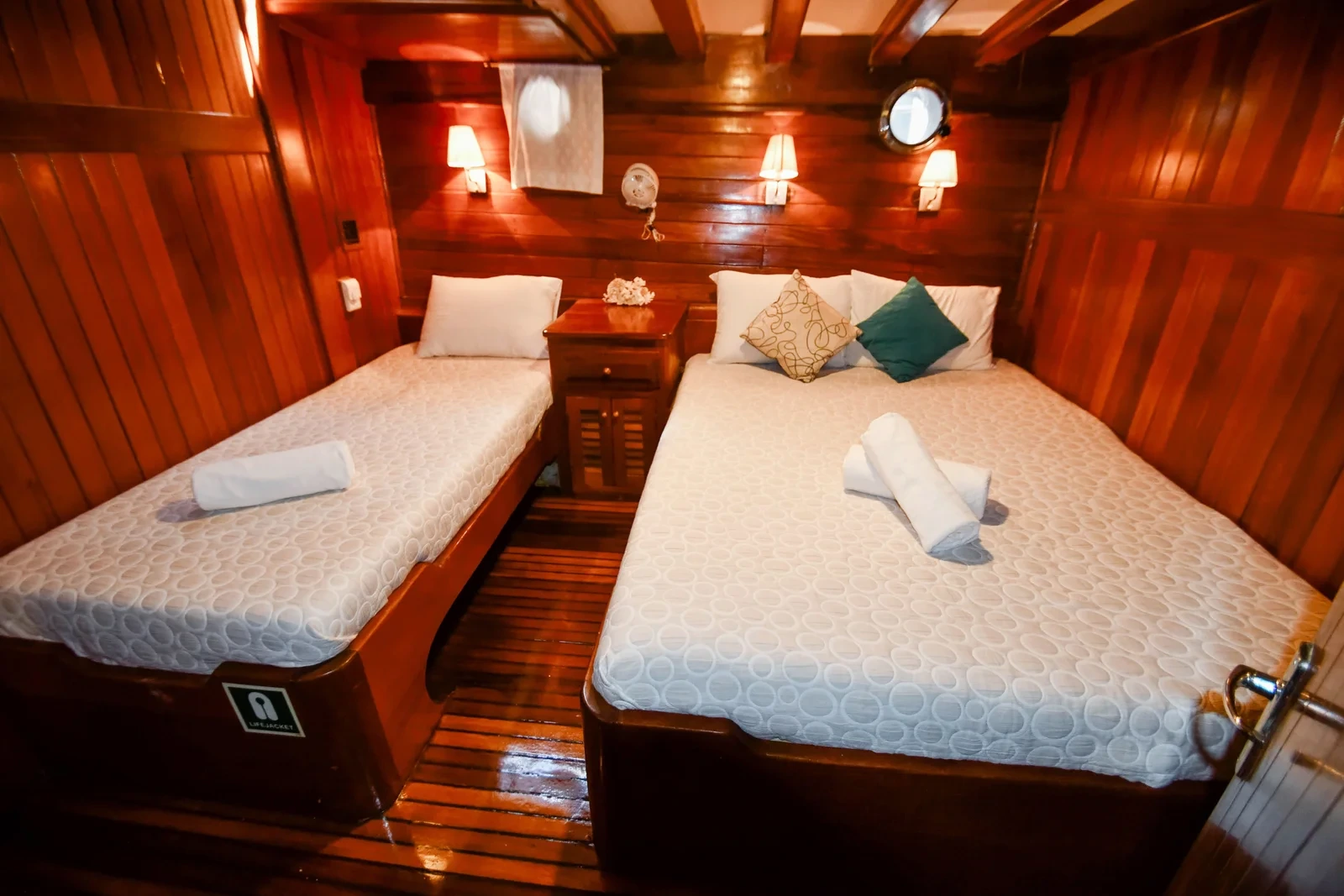 SW3001 30m traditional gulet charter Turkey twin and double cabin with porthole