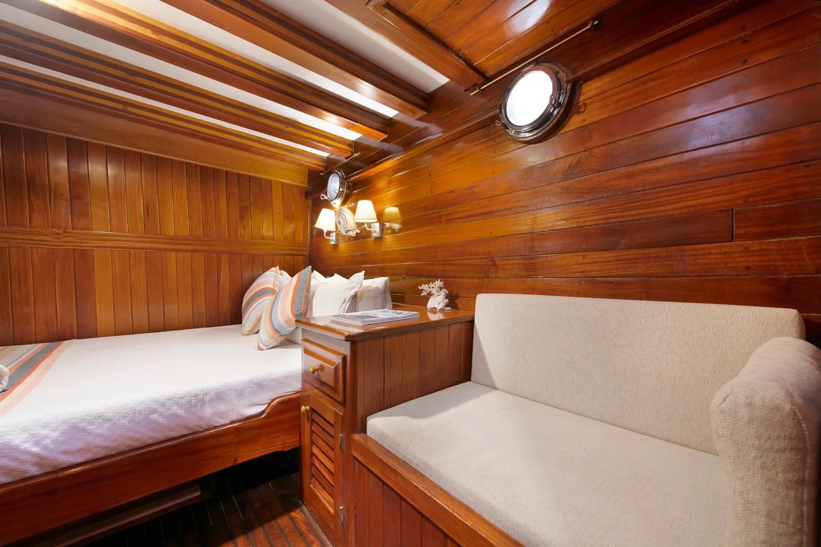 SW3001 30m traditional gulet charter Turkey VIP double cabin alternate view