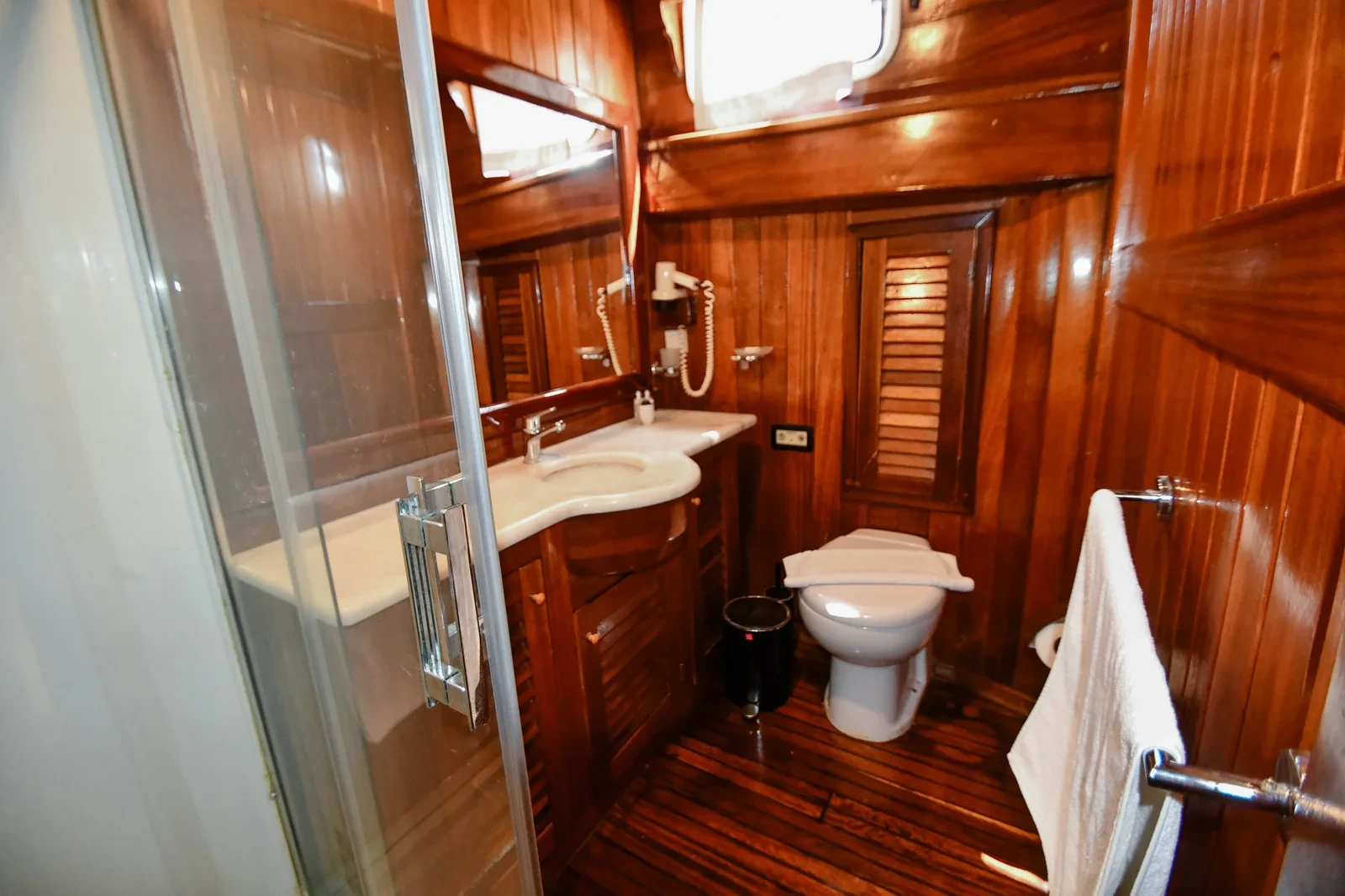 SW3001 30m traditional gulet charter Turkey ensuite bathroom with wood paneling