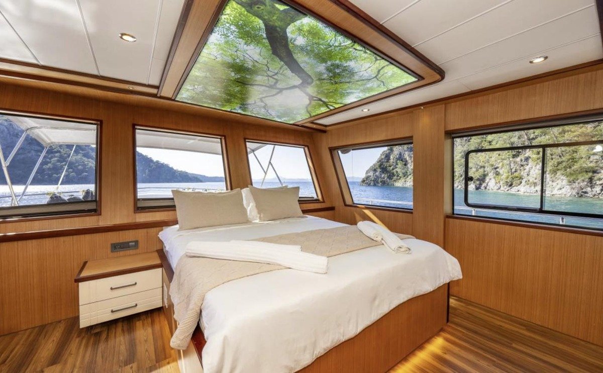 Upper deck master cabin with panoramic glass