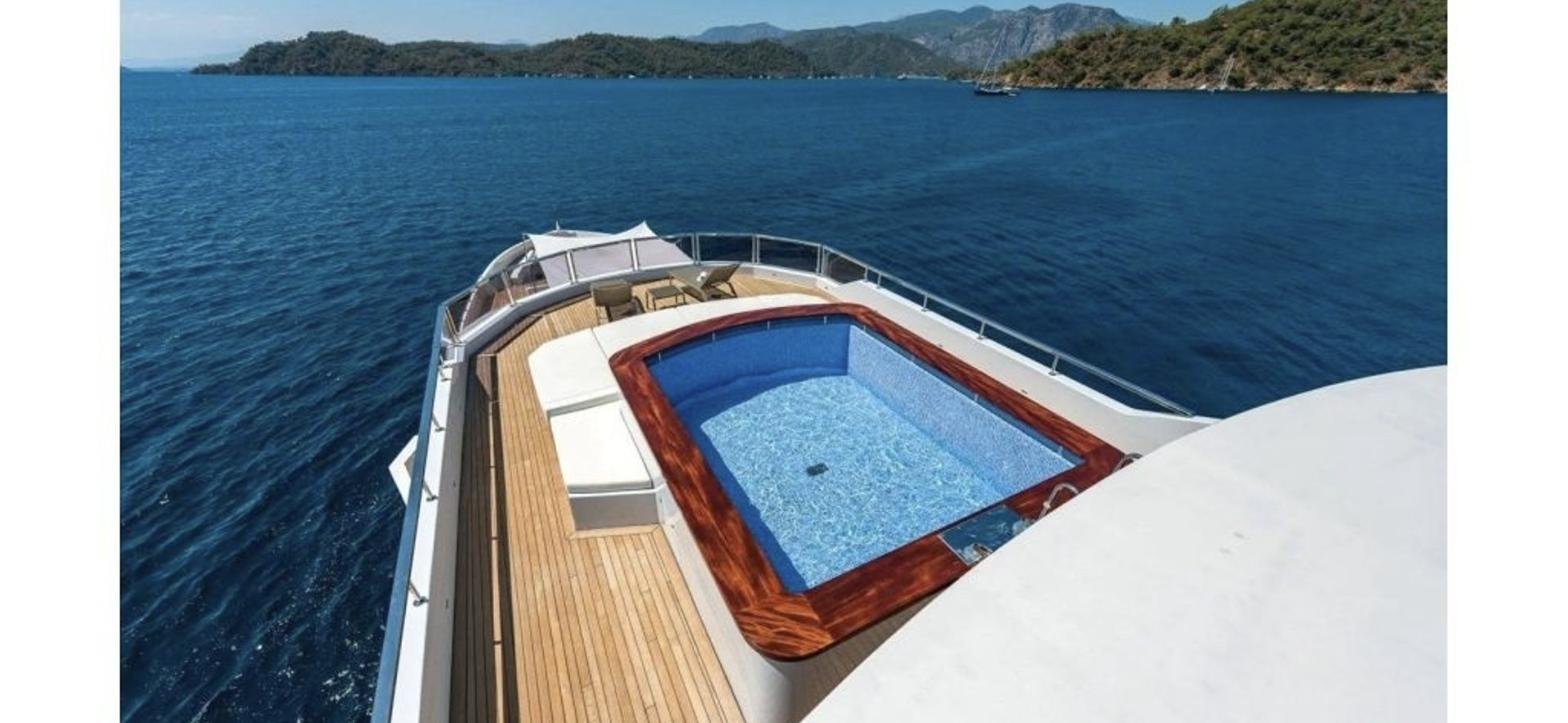 Ürkmezler 43 charter Bodrum — foredeck plunge pool and sun loungers