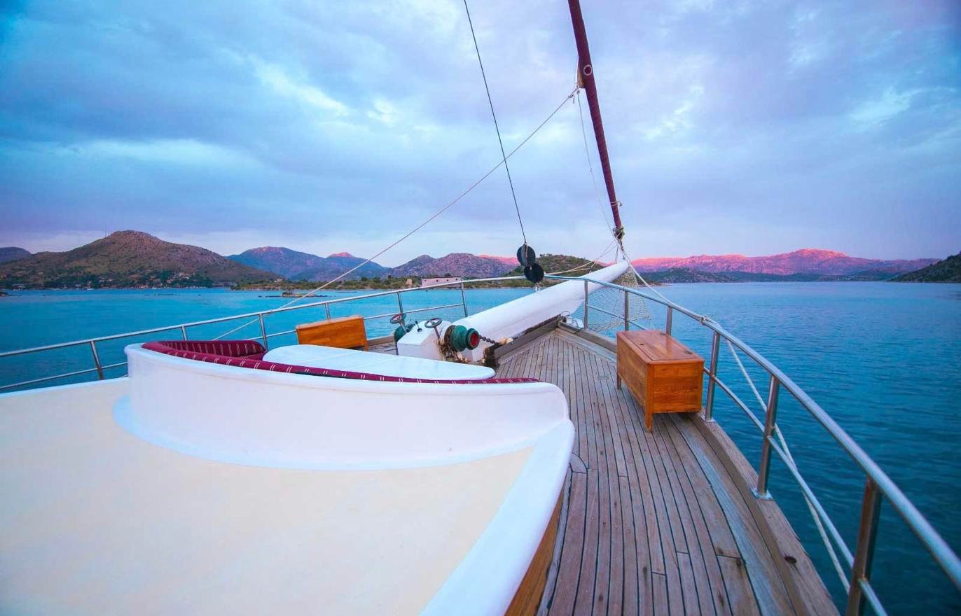 Şafakta Fethiye VIP gulet kiralamasının tik yan güvertesi ve baş güvertesi