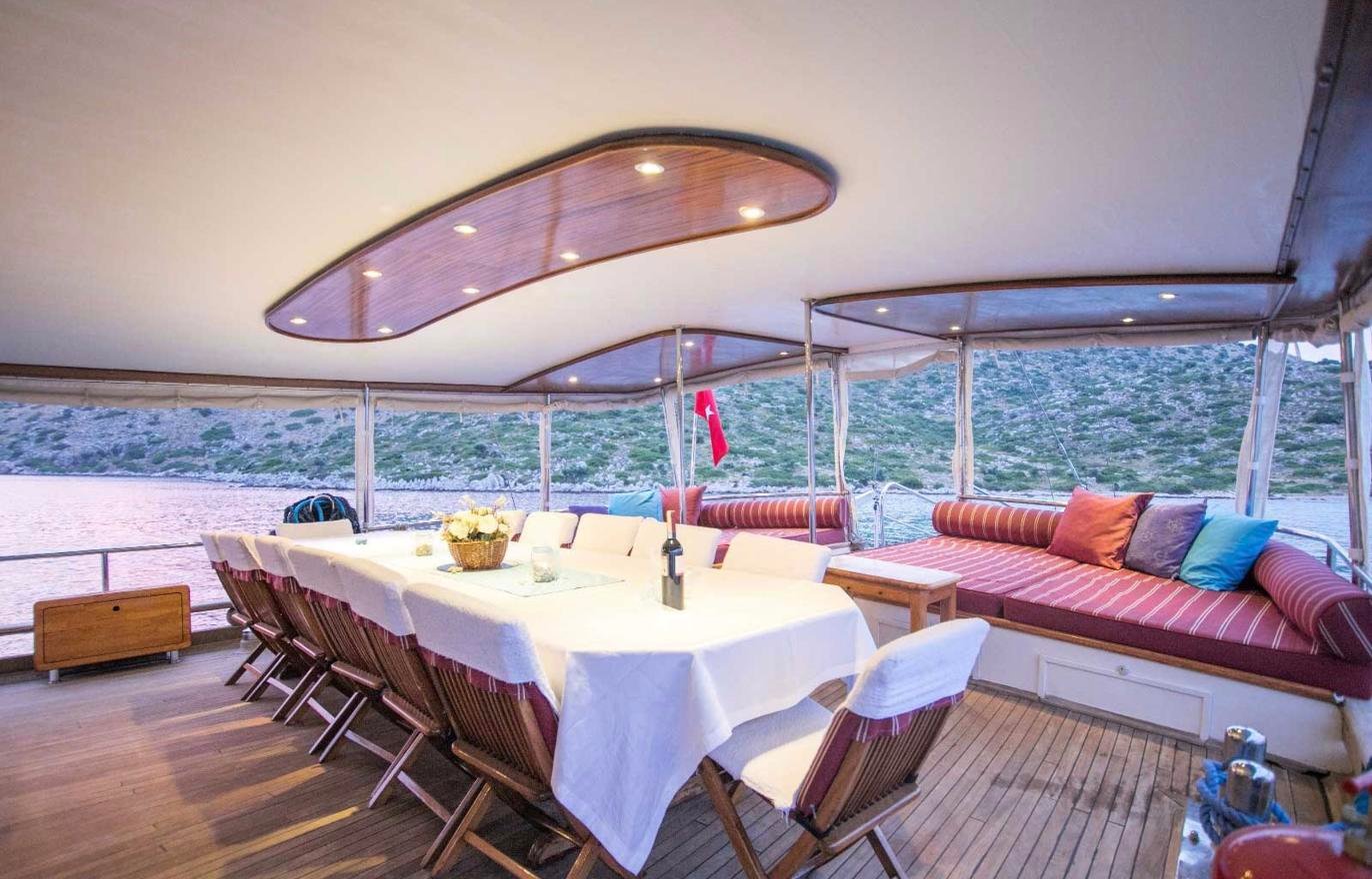 Fethiye'de kiralık gulette on üç misafir için kurulmuş kıç güverte yemek masası