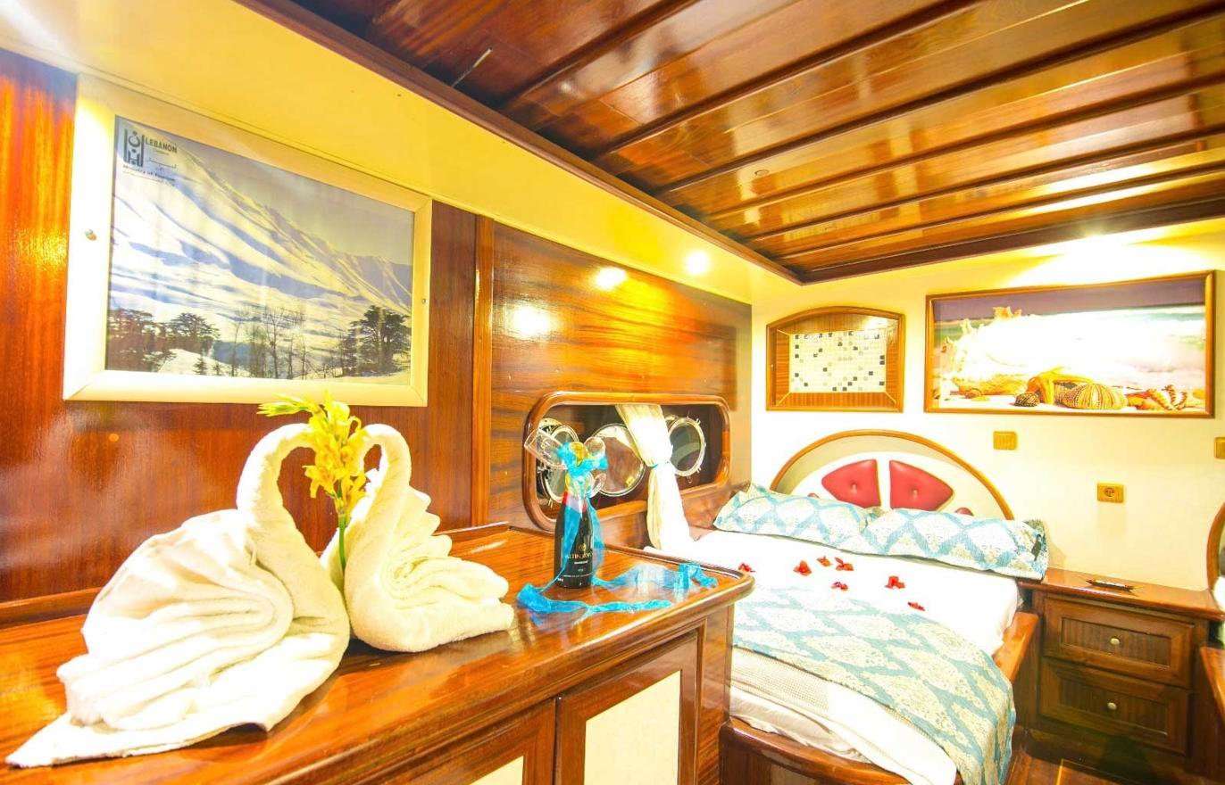 Fethiye'de kiralık gulette ahşap işçilikli ve lumbuzlu misafir kabini