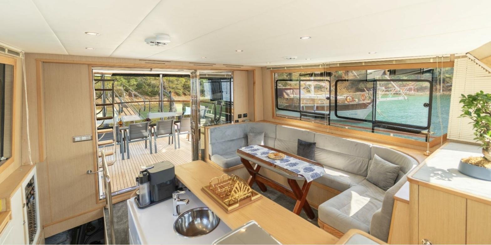 Göcek'te 22m VIP gulette L biçimli oturma alanlı açık meşe salon