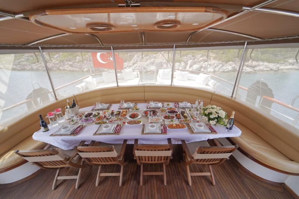 Kıç tentenin altında meze ve Ege yemekleriyle donatılmış uzun masa