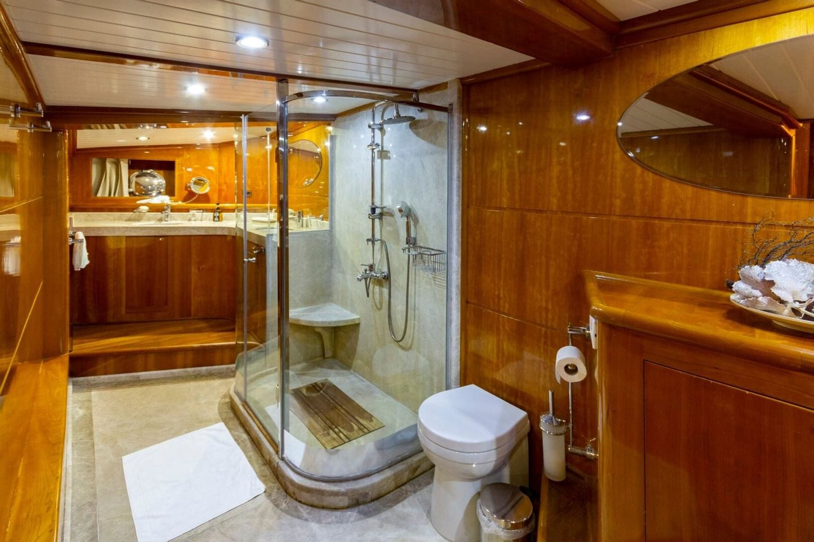 En-suite bathroom aboard the deluxe motor sailer charter Bodrum