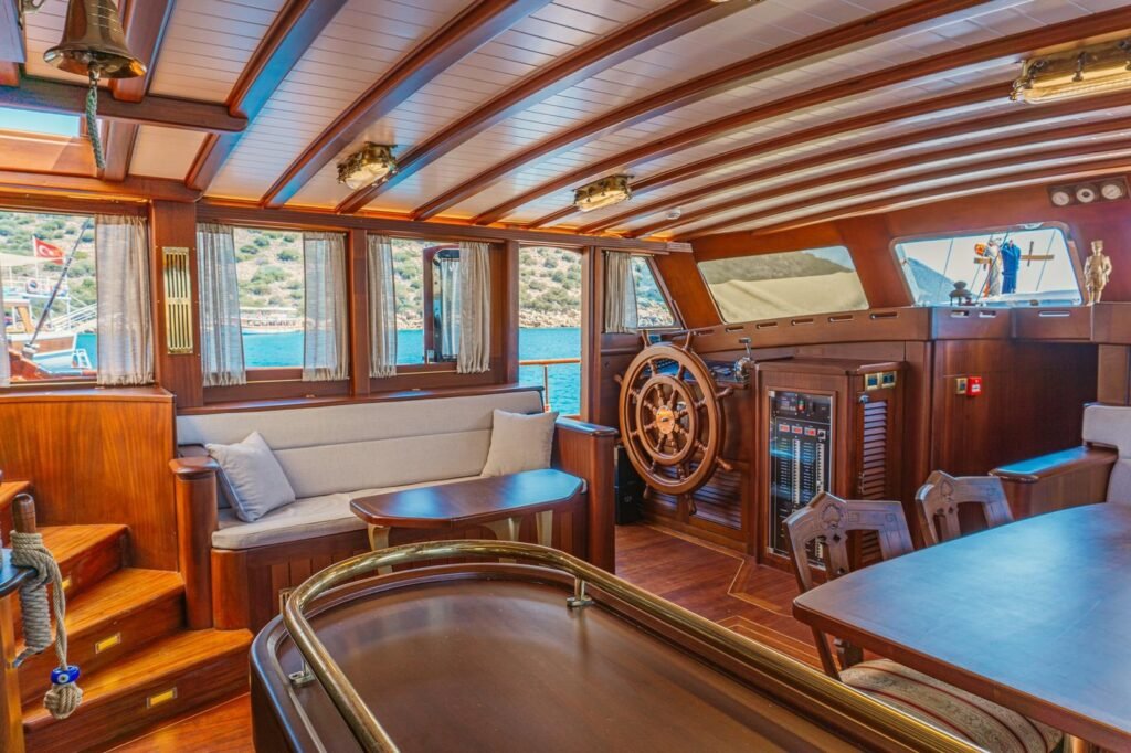Dümen dolabı ve göstergelerle güverte evi salonu