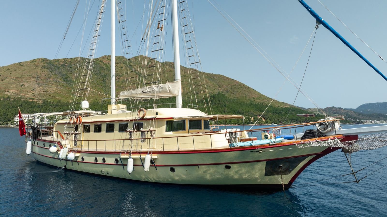 Türk kıyısında yandan görünen 30m kiralık gulet