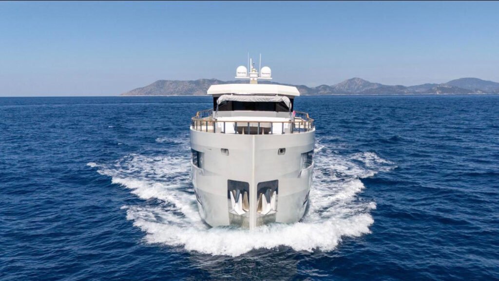 Fethiye yakınlarında seyreden 30m trawler yatın baştan görünümü