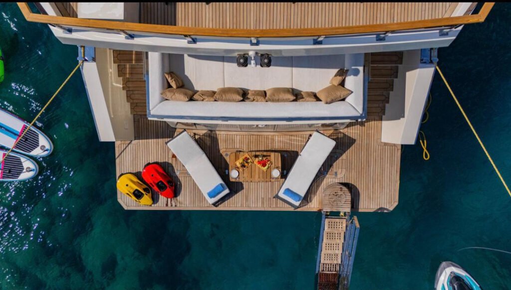 Fethiye'deki 30m kiralık trawlerde seabob, SUP ve yardımcı botlu yüzme platformu